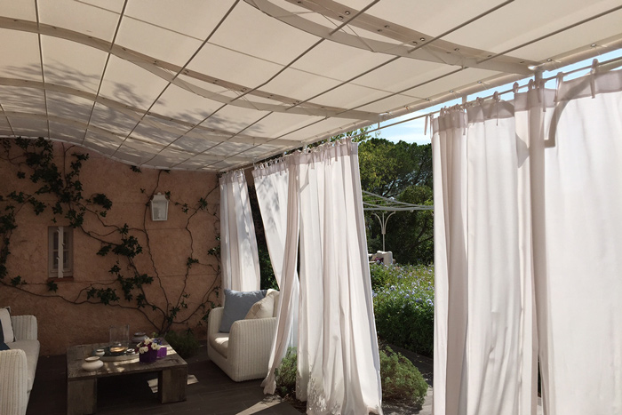 Installation store banne terrasse Saint-Tropez — vue 3